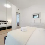 Meraviglia Mediterranea, Davanti Al Mare * Savona